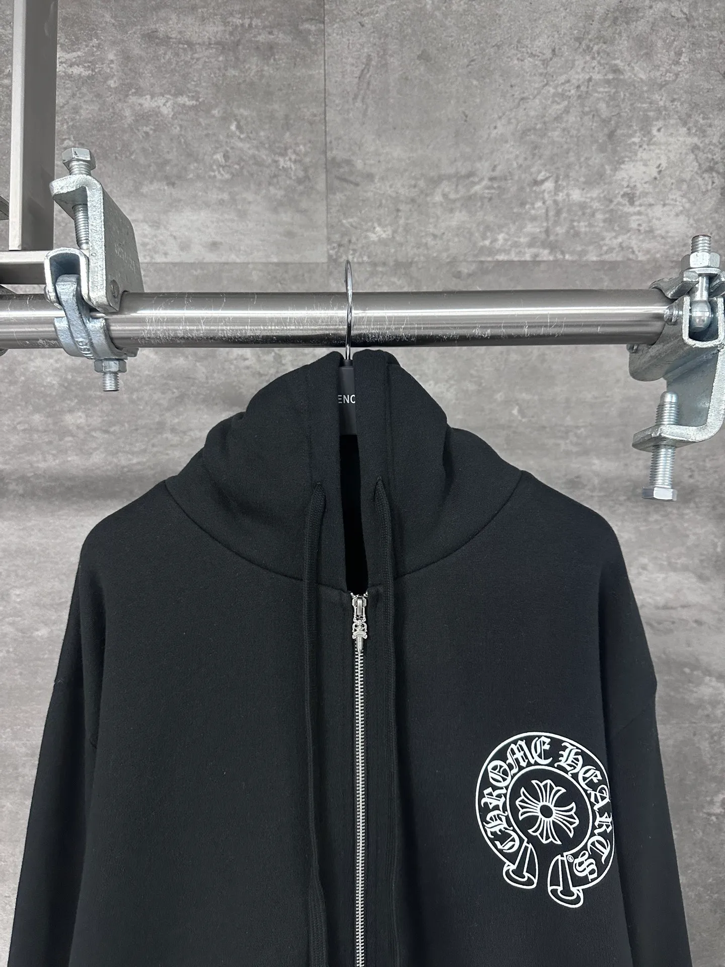 P350 💰 Chrome Hearte/Chrome Heart Sanskrit letter rattan flower cross horseshoe hooded zipper sweatshirt jacket 25SS New York City limited zipper hooded sweatshirt The fabric is made of 420g thin velvet coarse fish scale fabric. The printing is based on the original version with hand glue printing. The finished product is brushed and washed to shape. It feels very good. Real antique silver chain head (focus: zipper puller is sprayed with silver to make it old) size: S M L